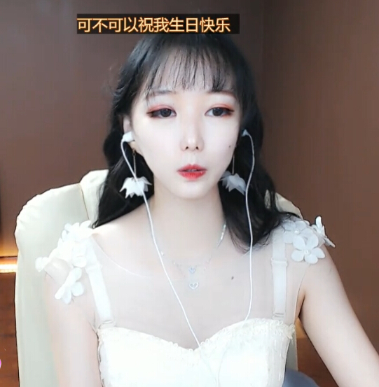 仙气美女主播玖柒生日 大哥送火山庆生助力升级1