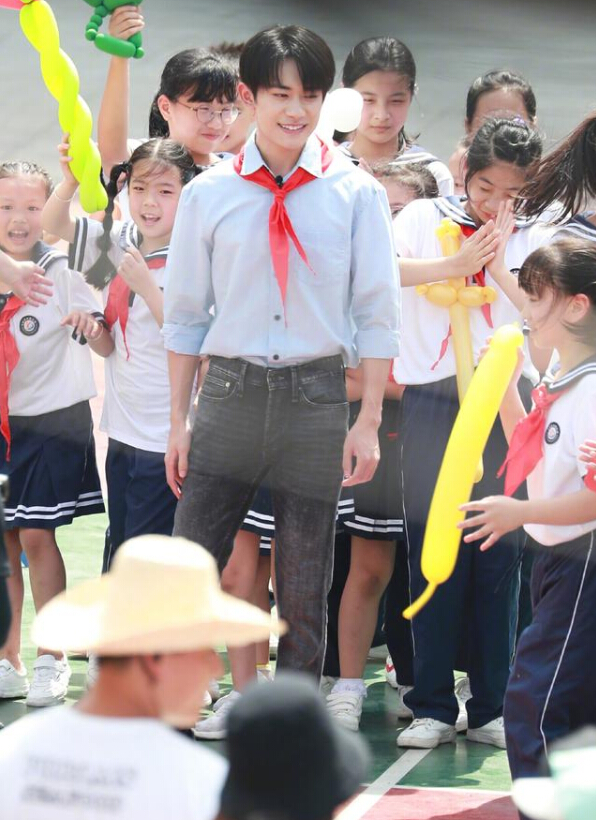 易烊千玺色衬衣戴红领巾化身校园学长2