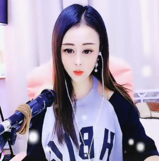 直播间美女pk赛 大哥送火山竟然被秒2