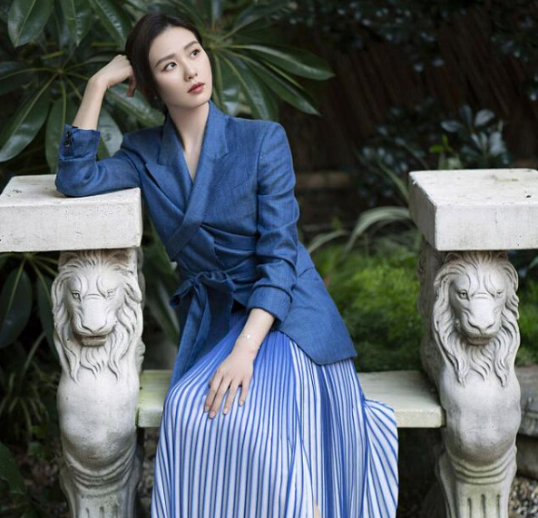 刘诗诗新造型 蓝色西装温婉大方1