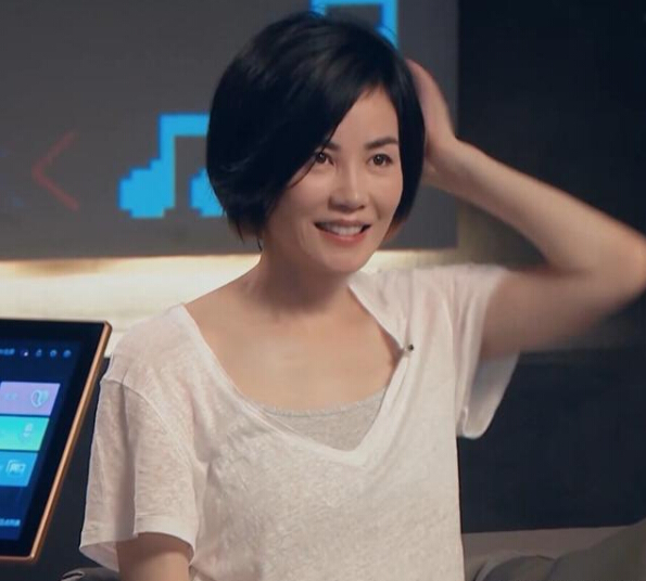王菲现身直播K歌 清澈干净的嗓音十分迷人1
