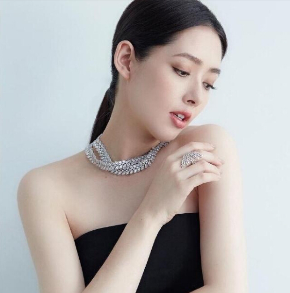 郭碧婷近照曝光，巧遮孕肚满脸幸福状态好1