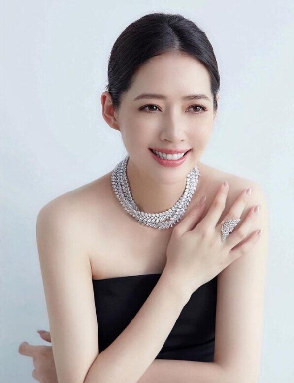 郭碧婷近照曝光，巧遮孕肚满脸幸福状态好2