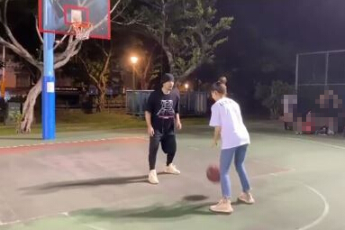 周杰伦带昆凌打篮球 吃醋老婆给别人加油1