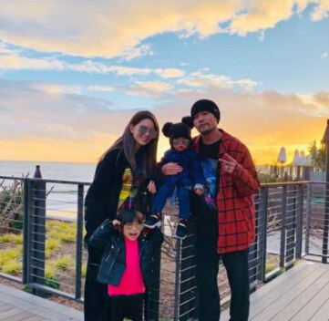 周杰伦带昆凌打篮球 吃醋老婆给别人加油2