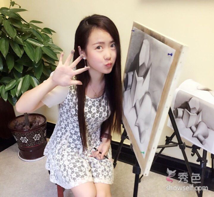 人气美女主播樱桃红唇 粉丝说很想咬一口