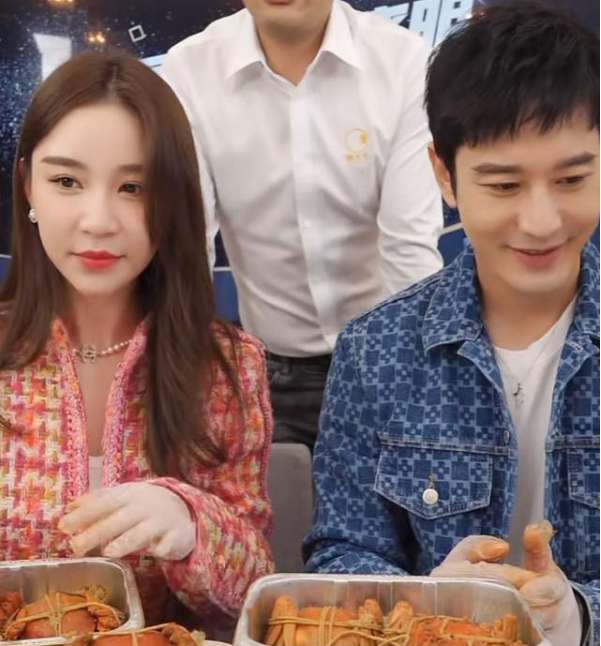 黄晓明现身雪梨直播间 女方害羞了3