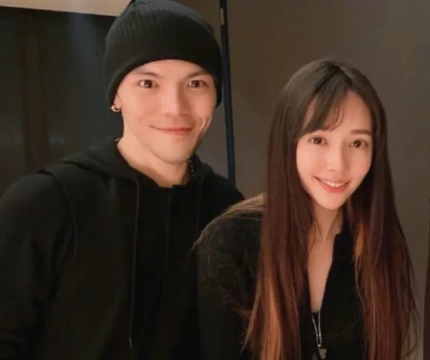 郭碧婷孕肚照曝 向佐陪逛街全程搂腰呵护1