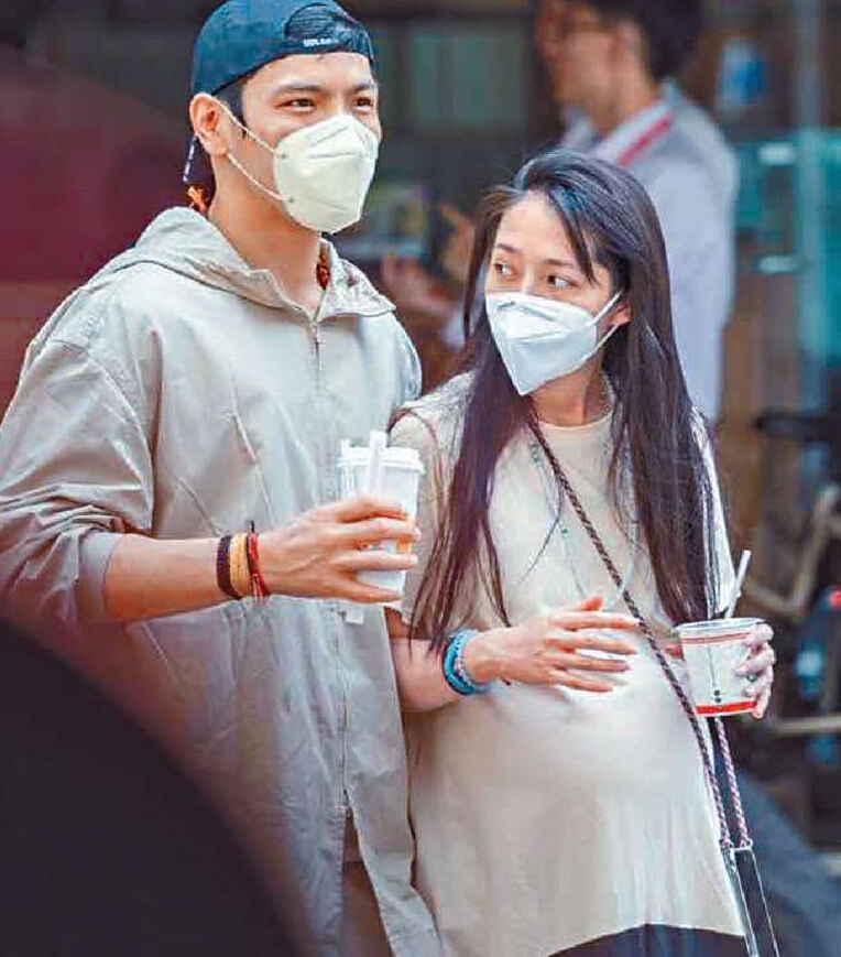 郭碧婷孕肚照曝 向佐陪逛街全程搂腰呵护2