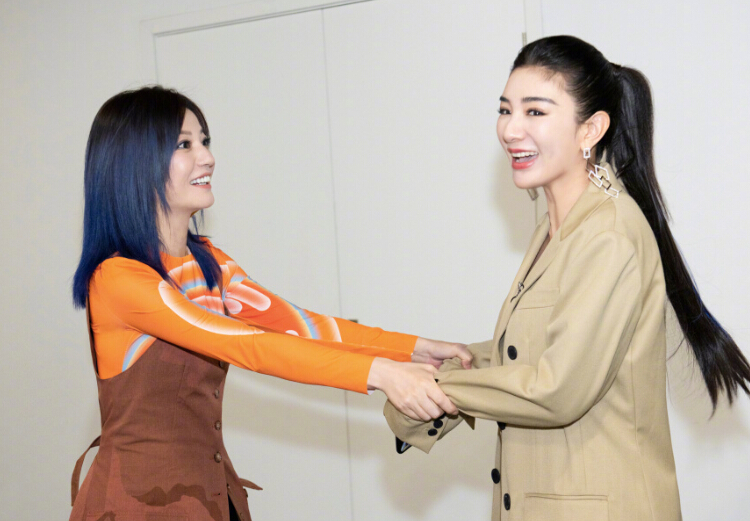 赵薇黄奕两代小燕子合影 引回忆杀1