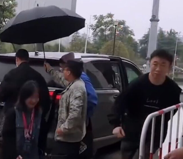 杨迪回应被保安认错，已被大家笑了一天1