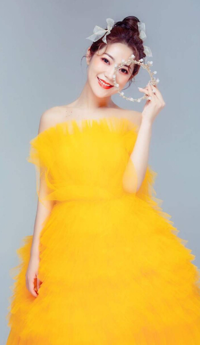 美女主播直播间 大哥刷奢华礼物送思言2