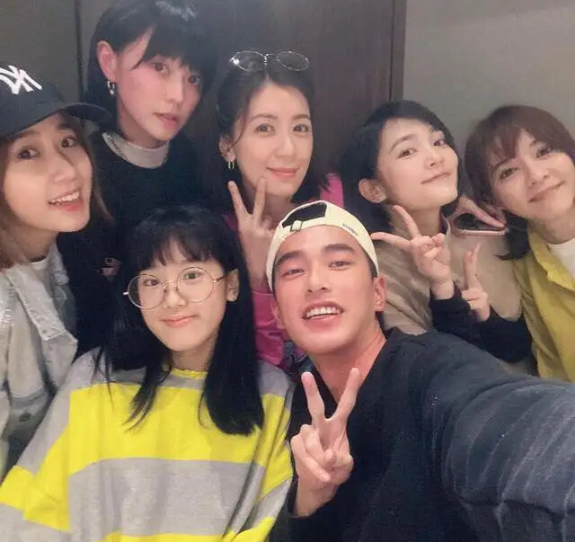 贾静雯带大女儿梧桐妹聚餐 冻龄女神状态好1