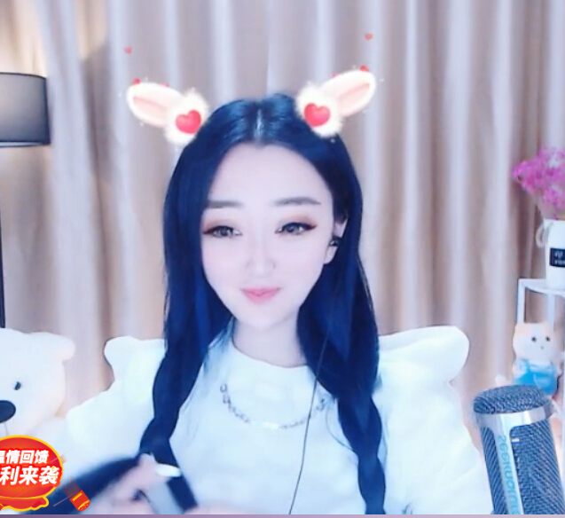 视频直播间美女自黑，梳起被称为“傻妞”的头型1