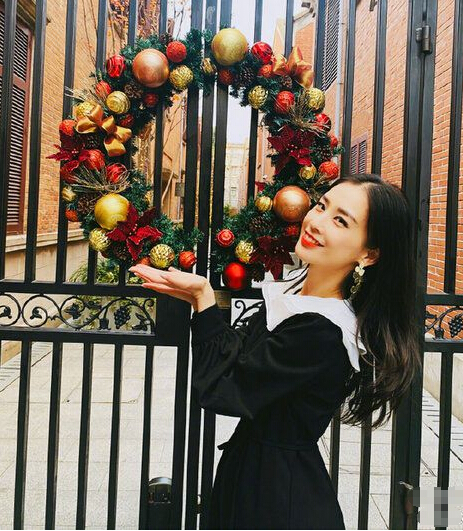 黄圣依提前庆圣诞 娃娃领黑裙超少女