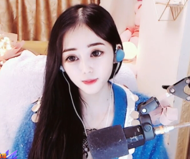女主播直播室 一首《城里的月光》
