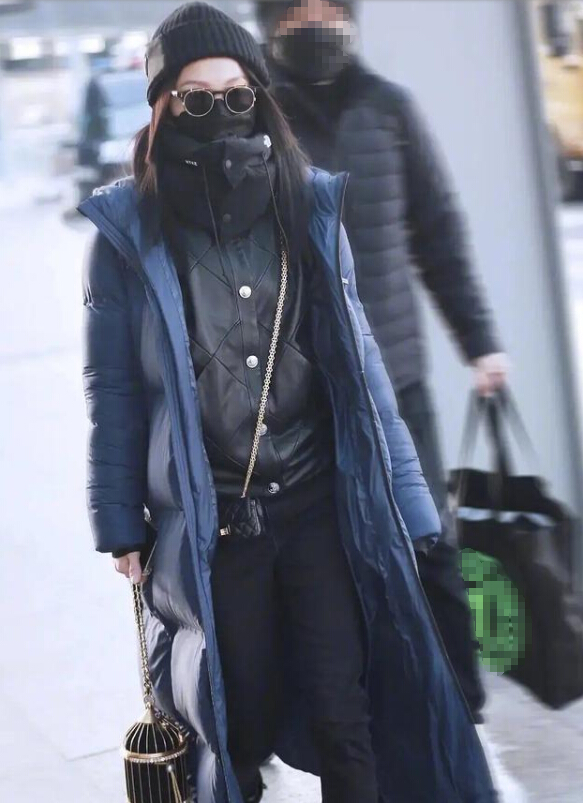 在上海和在吉林的张韶涵，娇小身躯裹成坐山雕1