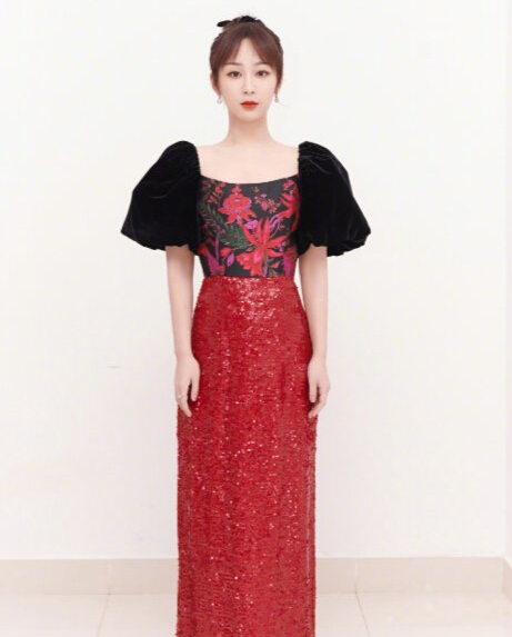 杨紫造型被指像春晚主持人 调皮的她祝大家新年快乐1