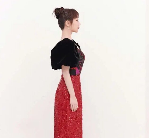 杨紫造型被指像春晚主持人 调皮的她祝大家新年快乐2