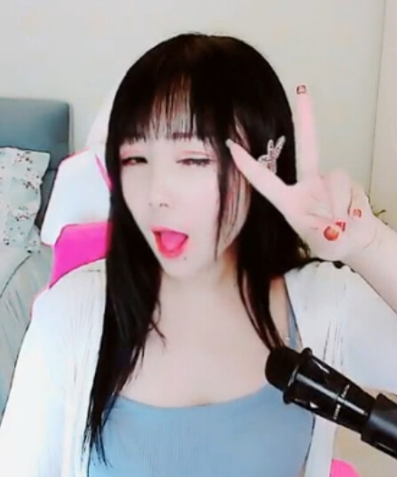 美女直播间 主播小艾可的加油方式很特别2
