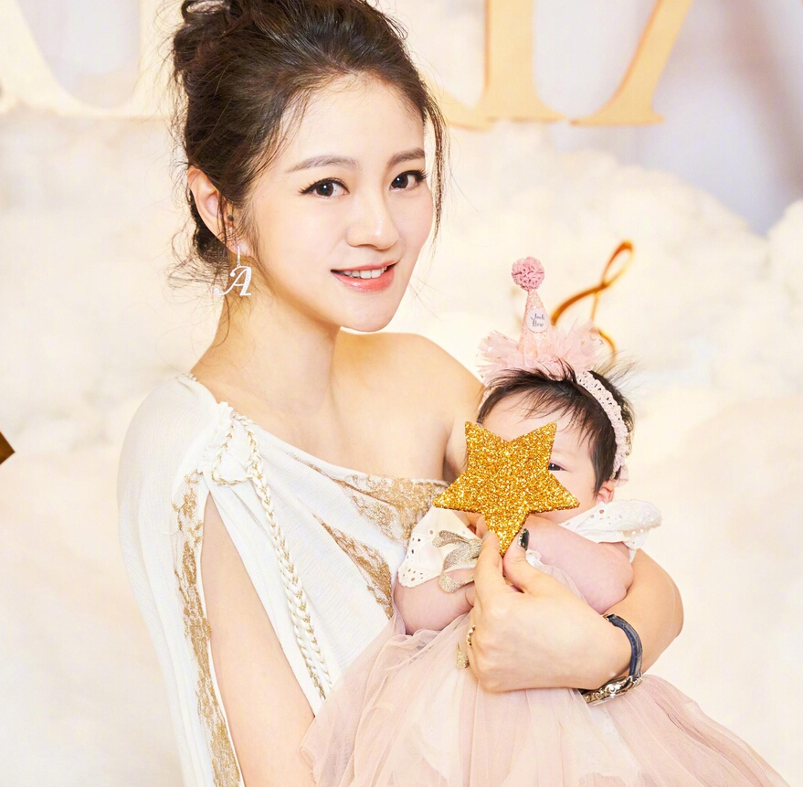 安以轩为小女儿举办双满月宴1