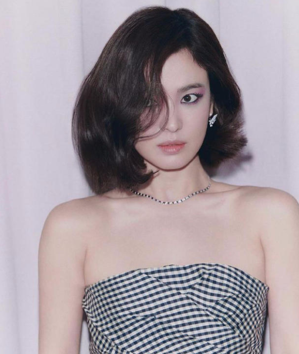 宋慧乔穿蓝色抹胸锁骨迷人 小烟熏眼神犀利似女王2