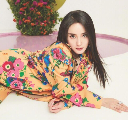 杨幂登越南芭莎开年封 时尚表现力十足1