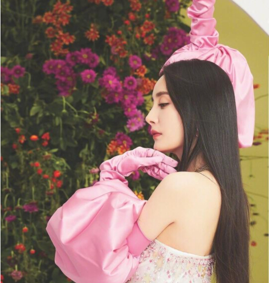杨幂登越南芭莎开年封 时尚表现力十足2