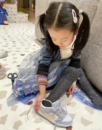 陈赫首晒女儿正脸 安安鹅蛋小脸五官精致2