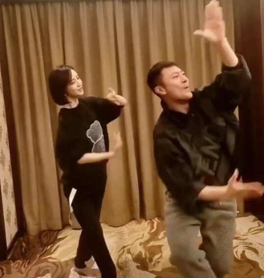 印小天佟丽娅合跳《站在草原望北京》舞姿超魔性1
