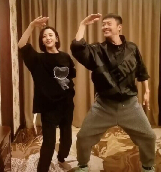 印小天佟丽娅合跳《站在草原望北京》舞姿超魔性2