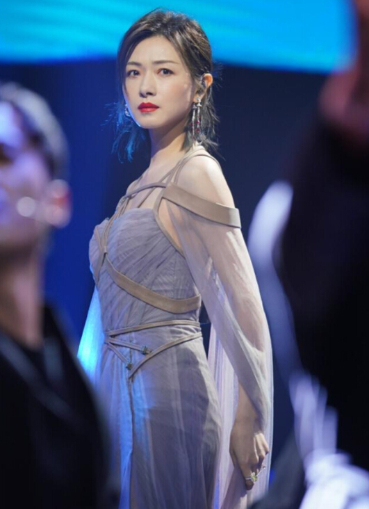 万茜穿露肩长裙宛如仙女，尽显冷艳气质1