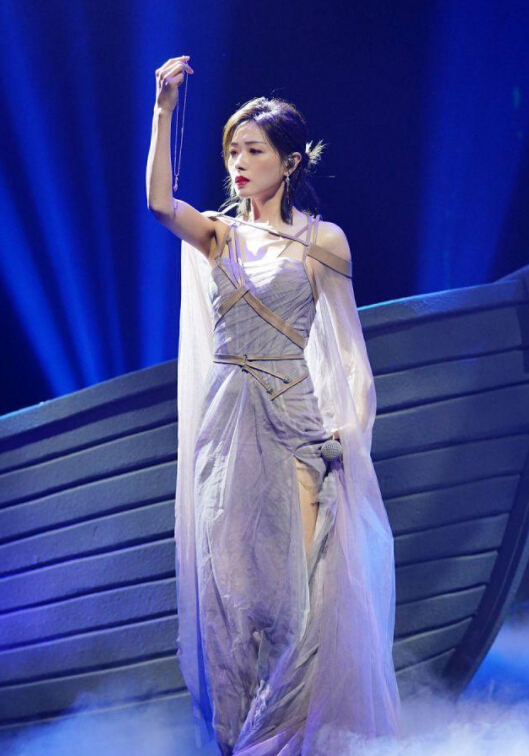 万茜穿露肩长裙宛如仙女，尽显冷艳气质2