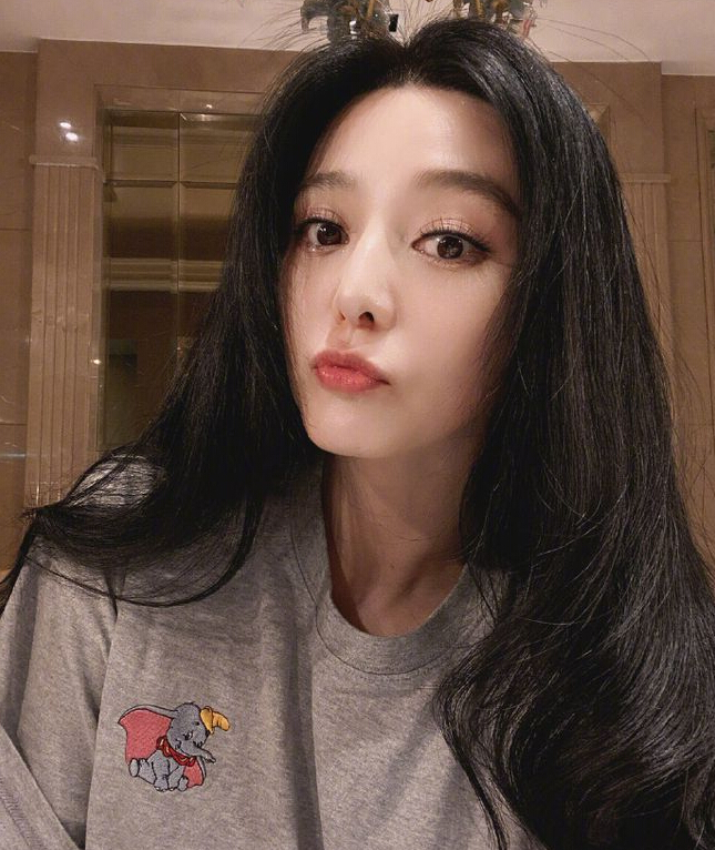 范冰冰晒出九宫格自拍 黑发如墨美艳依旧1