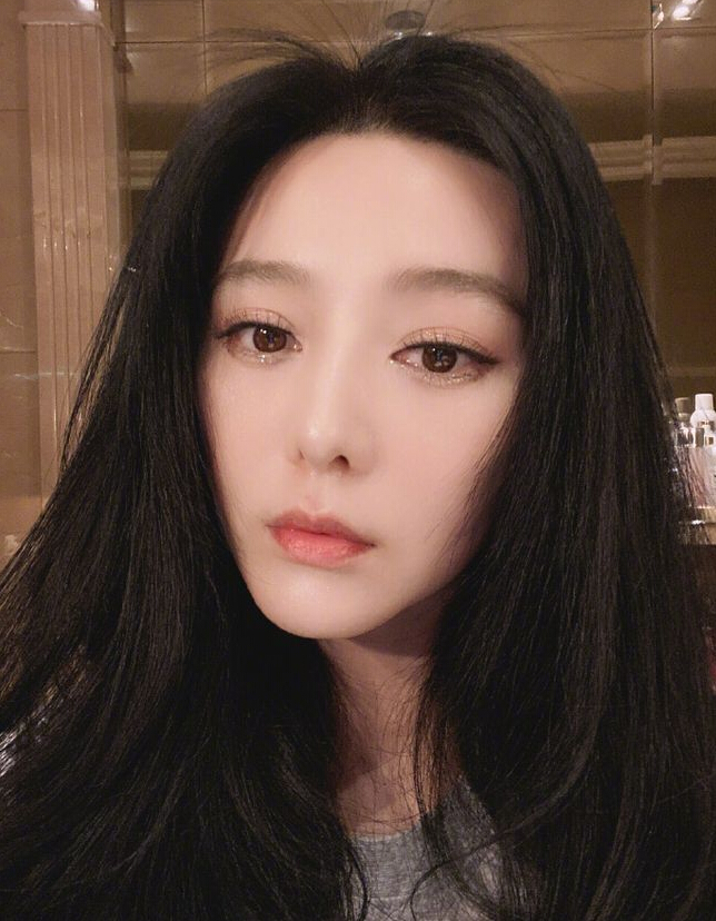 范冰冰晒出九宫格自拍 黑发如墨美艳依旧2