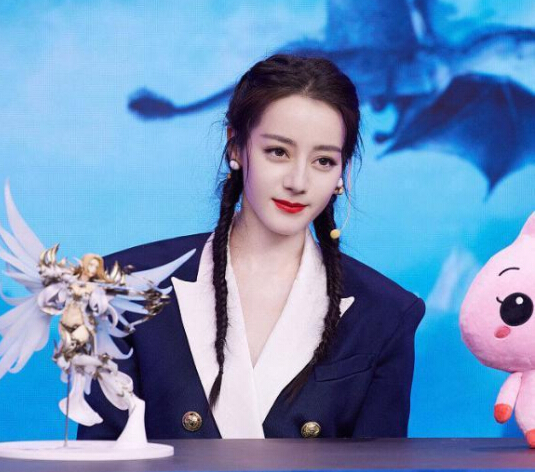 迪丽热巴签名蘸口水 萌趣可爱像极了在数钱2