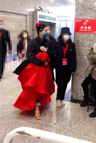 迪丽热巴现身北京台春晚彩排 一身红裙颜值太美了1