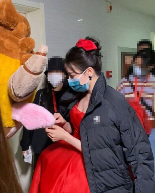 迪丽热巴现身北京台春晚彩排 一身红裙颜值太美了2
