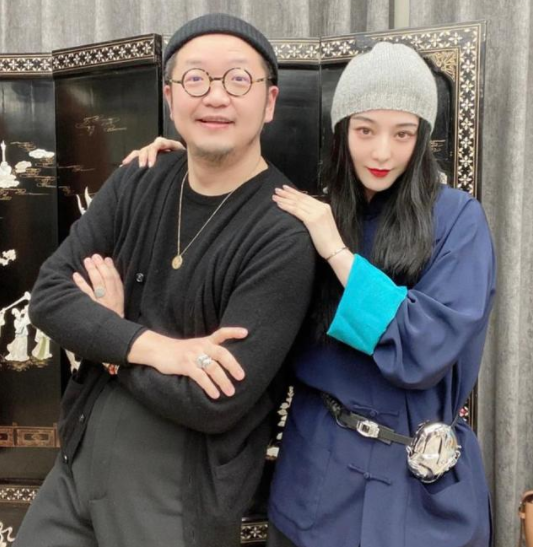 范冰冰与男子合影曝光 穿名族风服饰温婉时尚1