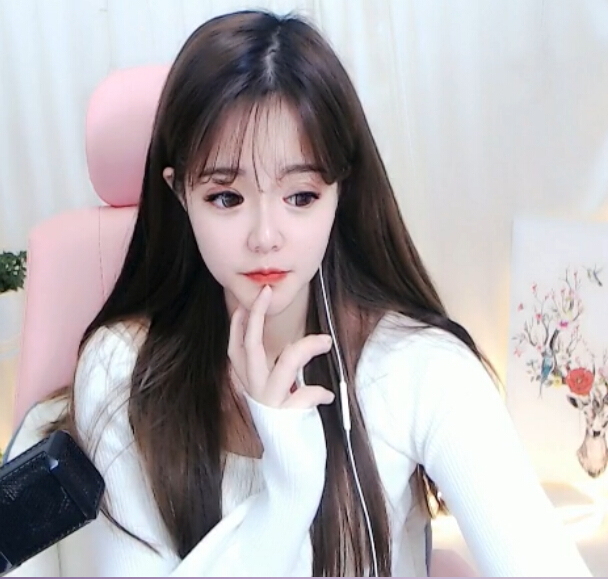 最近超火的歌 美女主播唱出天籁歌声1
