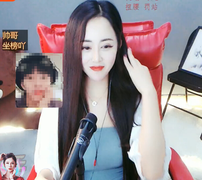 美女直播间热舞 主播自称是广场舞女王2