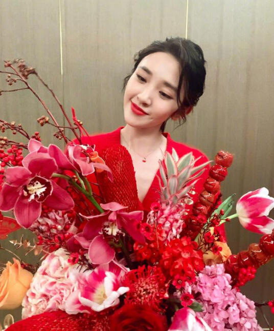 唐艺昕宅家插花迎新年 穿红色毛衣配红唇甜美妩媚1