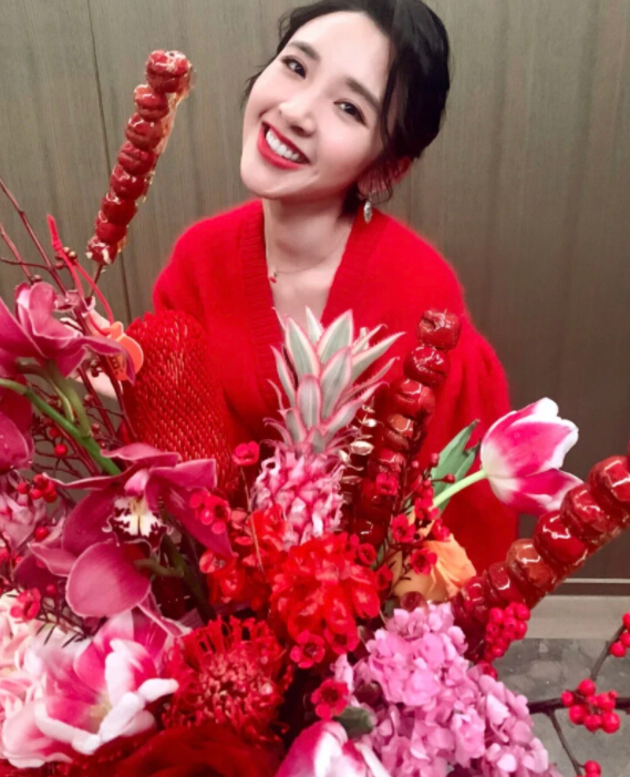 唐艺昕宅家插花迎新年 穿红色毛衣配红唇甜美妩媚2