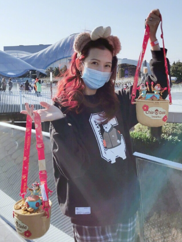 蔡少芬晒迪士尼出游似少女2