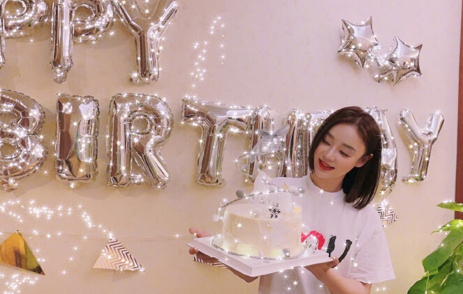袁姗姗庆34岁生日 好友张馨予贴心陪伴1
