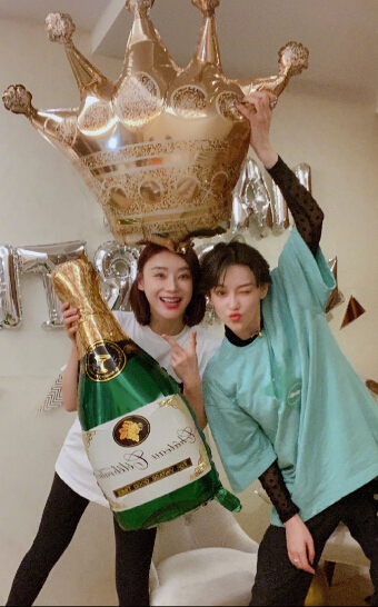 袁姗姗庆34岁生日 好友张馨予贴心陪伴2