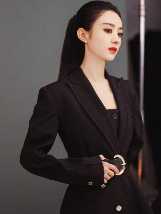 赵丽颖拍大片上演极致诱惑 大胆挑战侧颜杀太美了3