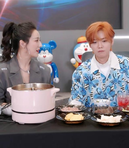 鹿晗再次做客薇娅直播间秒变吃播