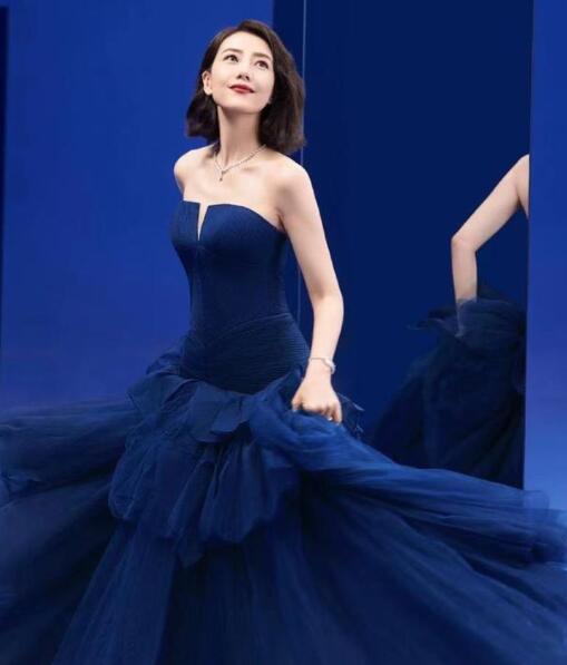 高圆圆穿裸背蓝裙拍大片 优雅大气美艳绝伦2