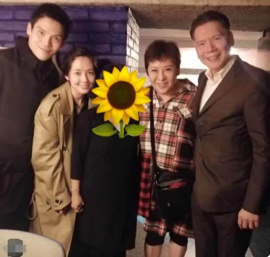 向太一家聚餐照 郭碧婷穿风衣婆婆穿短裤甜笑温馨1